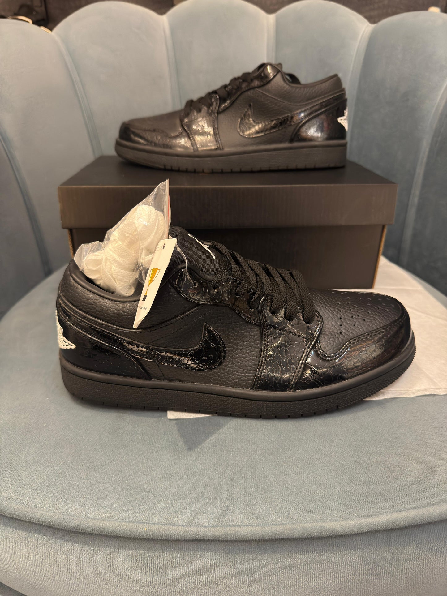 AIR JORDANS RETRO 1 LOW BLACK CROC